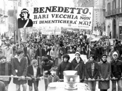 Tra scontri e tensione la sera del 28 novembre 1977 la situazione scapper� di mano, portando all�assassinio del 18enne Benedetto Petrone in piazza Prefettura